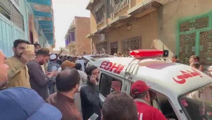 Pakistan, decine di studenti e un insegnante morti nel crollo del tetto di una scuola a Peshawar