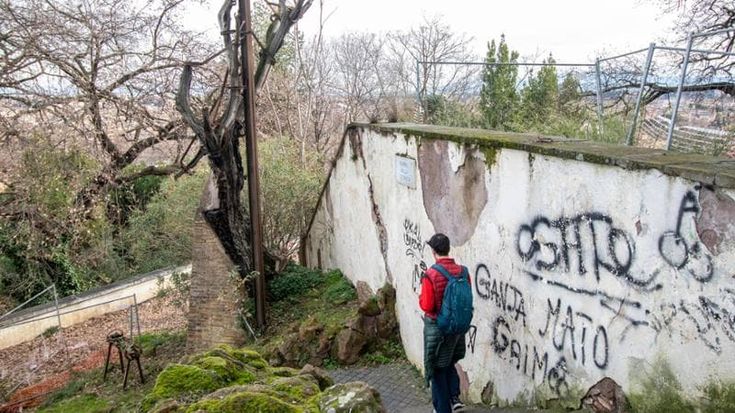 Gianicolo, rifiuti e verde incolto. “Dov’è finita la vista sui tetti?”