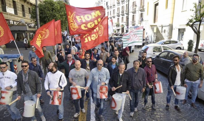 La rabbia dei metalmeccanici in corteo a Napoli: "Privilegiate il Nord"