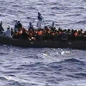 Lampedusa, Marina militare italiana<br />salva 233 migranti alla deriva