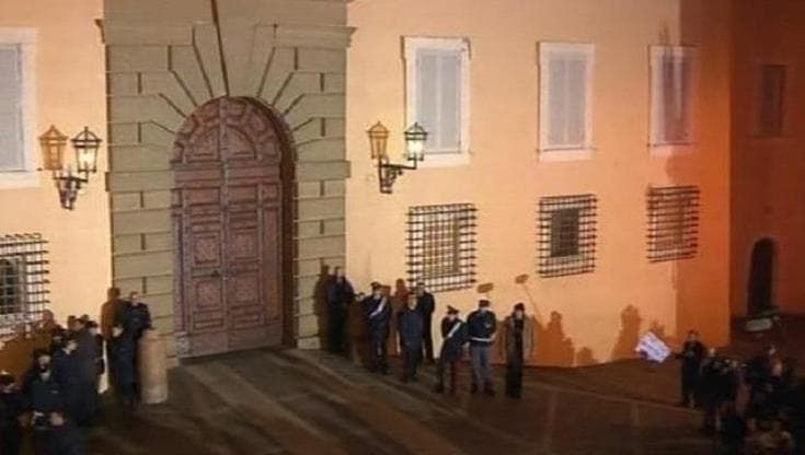 Dimissioni del Papa, il portone di Castel Gandolfo si chiude