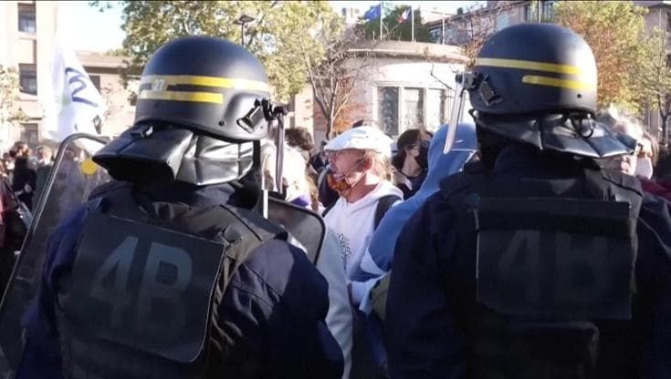 Francia, nuove proteste degli studenti: tensioni e scontri con la polizia a Parigi