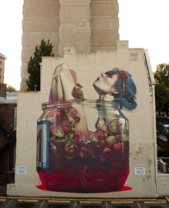 Street art: la citt&agrave; si colora, l'edificio &egrave; una tela