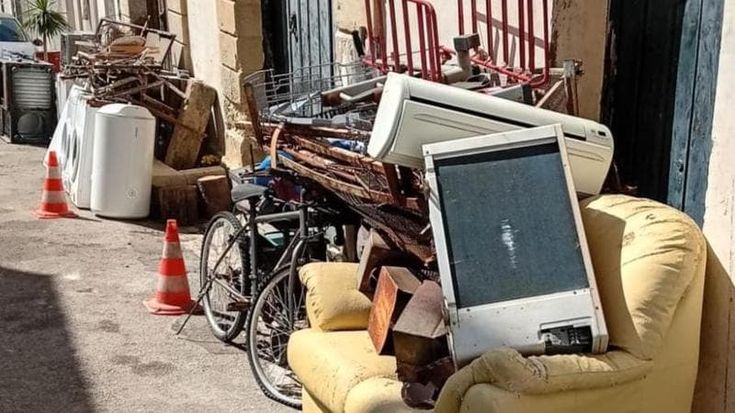 Salento, accumulatore seriale riempie strada di mobili ed elettrodomestici: interviene la polizia