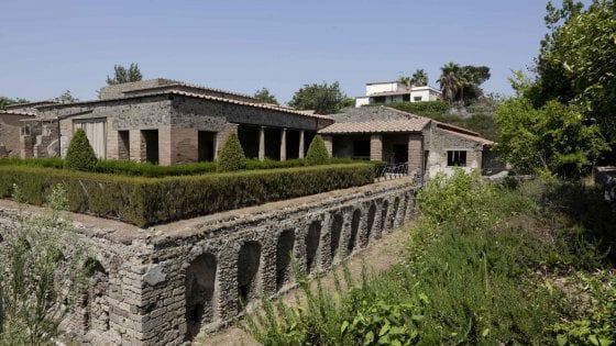 Gli azzeccagarbugli degli scempi edilizi: "Con noi sanate tutto"