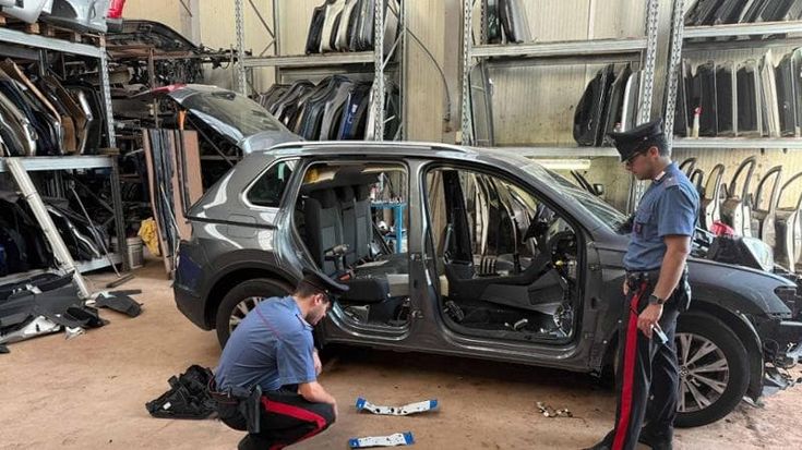 Scoperta l’officina delle auto rubate alla Borghesiana: cinque arresti mentre smontavano una Tiguan