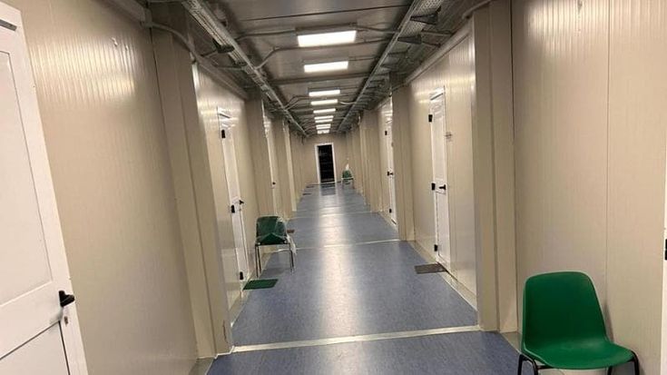 Gli undici agenti, i cani, la tartaruga. Le lunghe giornate nei centri vuoti in Albania tra turni di vigilanza e bucato a mano