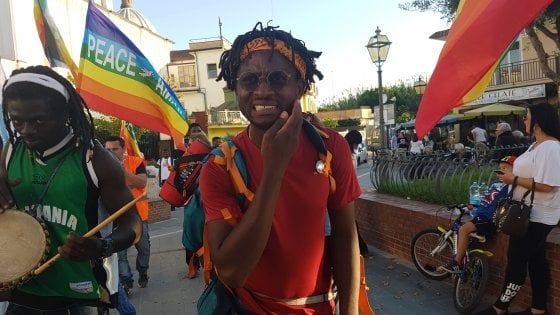 La marcia “Restiamo umani”  fa tappa a Castel Volturno