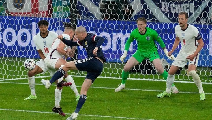 Europei, Inghilterra-Scozia 0-0: derby con poche emozioni, lo spettacolo è sulle tribune di Wembley. Inglesi deludenti