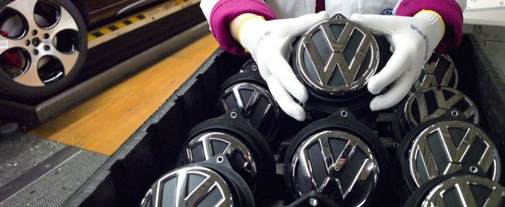 Volkswagen nella bufera: ha truccato i dati sui gas di scarico. Il titolo crolla