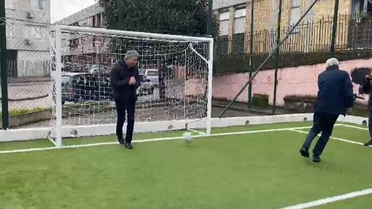 Ponticelli, rinasce il campo di calcetto La gioia dei ragazzini: “Che felicità”