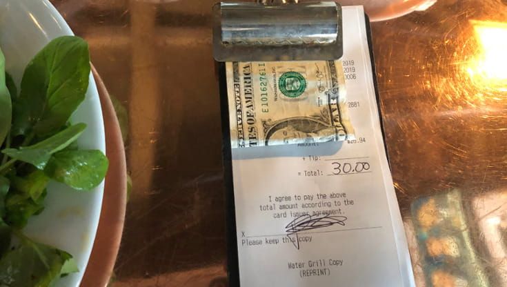 Negli Usa cresce l’insofferenza per le mance: “Dobbiamo pagarla anche per un caffè”