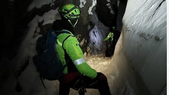 Piemonte, in jeans e scarpe da ginnastica nel canalone sotto la neve a quota 2600 metri: salvato  