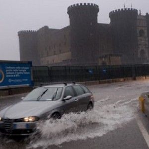 Maltempo, allagamenti a Napoli smottamento nell'area flegrea