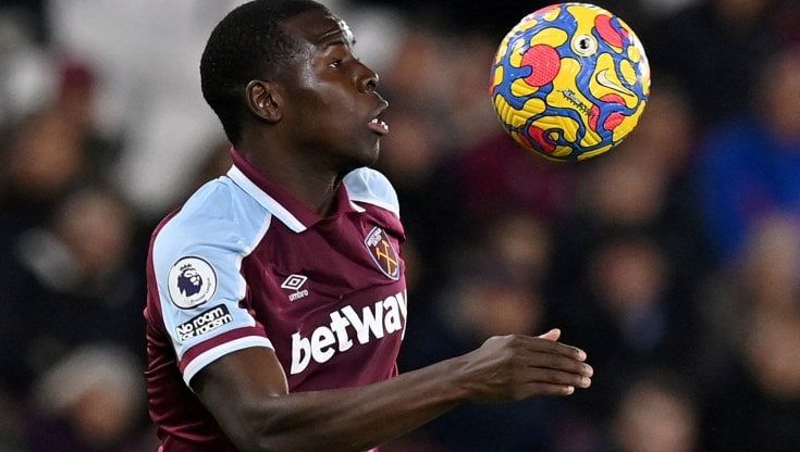 West Ham, multa di 300 mila euro a Zouma per aver maltrattato uno dei suoi gatti. Il sindaco di Londra: "Mettetelo fuori rosa"