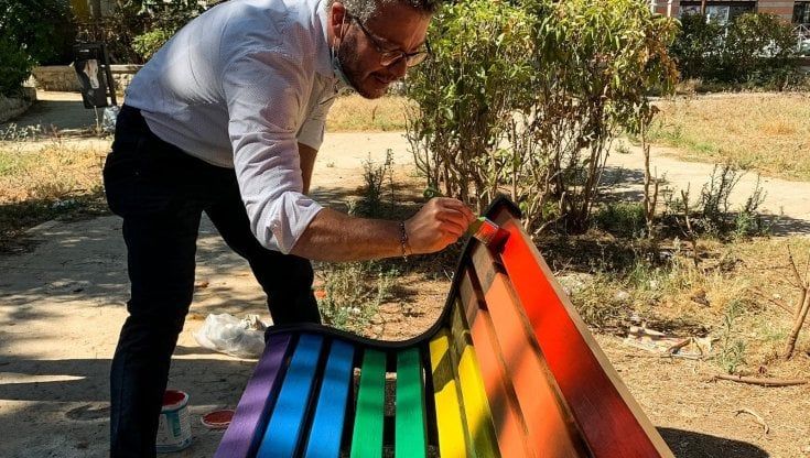 Rossa, arancione, arcobaleno: la panchine contro le discriminazioni allestite nella quinta circoscrizione