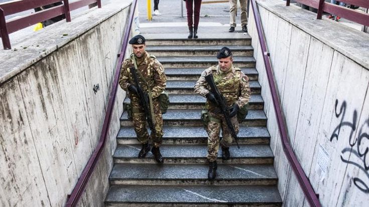 Pattuglie di militari e polizia nell’area intorno alla stazione