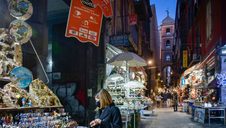 Napoli, botteghe vuote a San Gregorio Armeno: deserta la via dei presepi