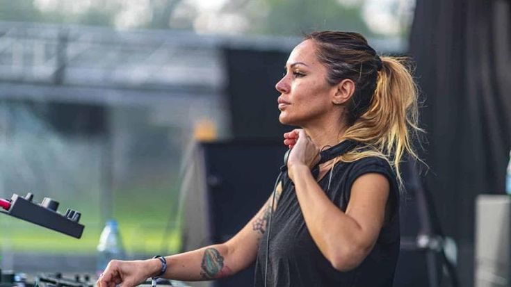 Deborah De Luca, la star dei dj al Rama Beach di Castel Volturno