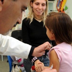Bologna, il virologo Burioni: giusto radiare il medico anti-vaccini