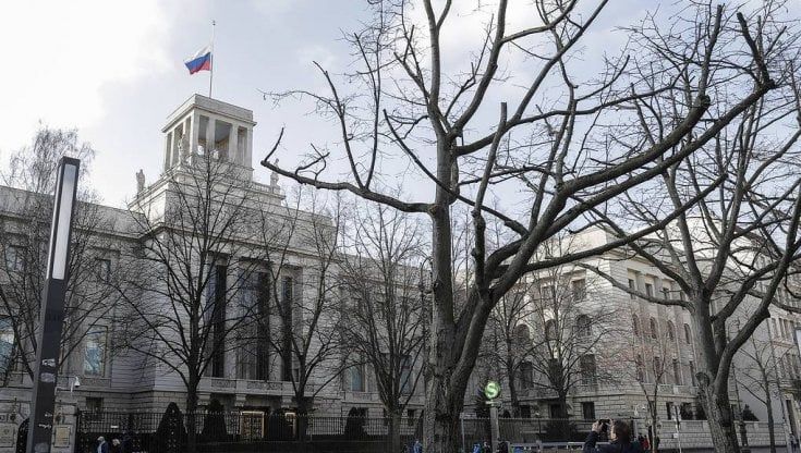 Germania, giallo su un diplomatico russo trovato morto davanti all'ambasciata