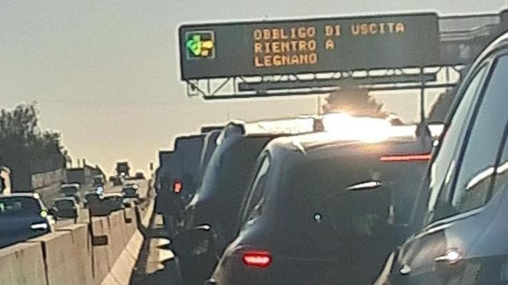 Tragedia sull'autostrada A8 Milano-Varese: morto un motociclista di 67 anni travolto da un camion