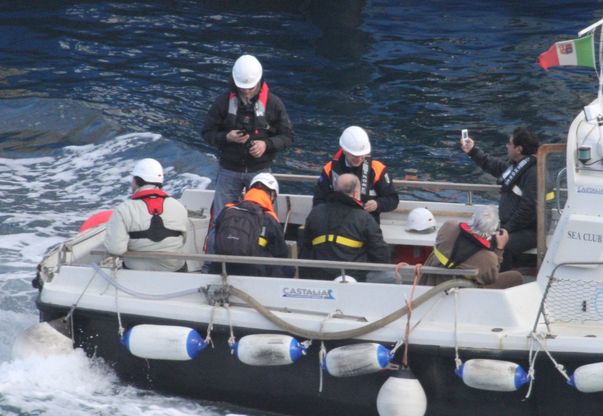 E Schettino si mette a fotografare la Concordia