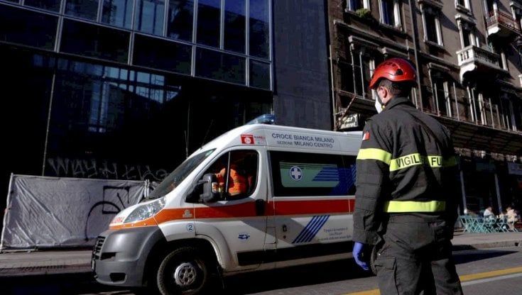 Incidenti sul lavoro, operai precipitano per 20 metri in vano ascensore a Milano: un morto e un ferito gravissimo
