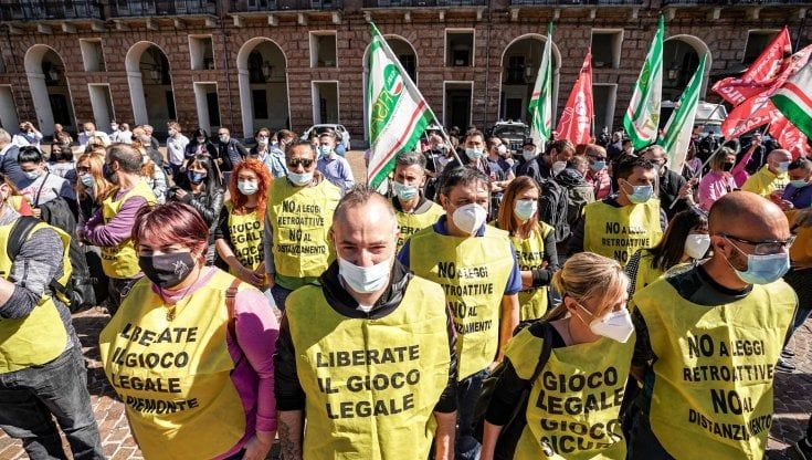 Gioco d'azzardo, i lavoratori delle slot scendono in piazza con i sindacati: "Tra una settimana saremo fuorilegge"