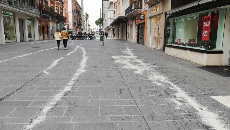 Bari, strisce d'olio su via Sparano: guasto a una spazzatrice Amiu. E autobotte incastrata durante il lavaggio della strada