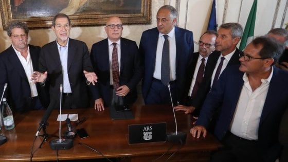 Cala l’onda leghista: centristi in pressing su forzisti e renziani
