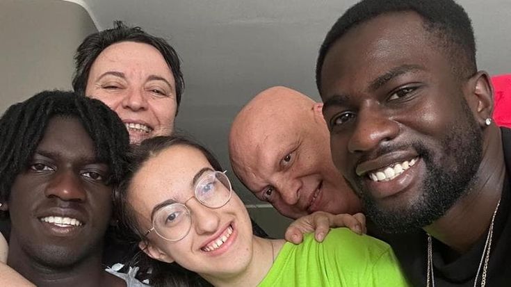 Arnold, il boom del tiktoker che racconta la vita in famiglia: “Sono nero, non di colore, e mia mamma Pina è bianca. Mi scrivono tanti ragazzi adottati, forse sono utile a qualcuno”