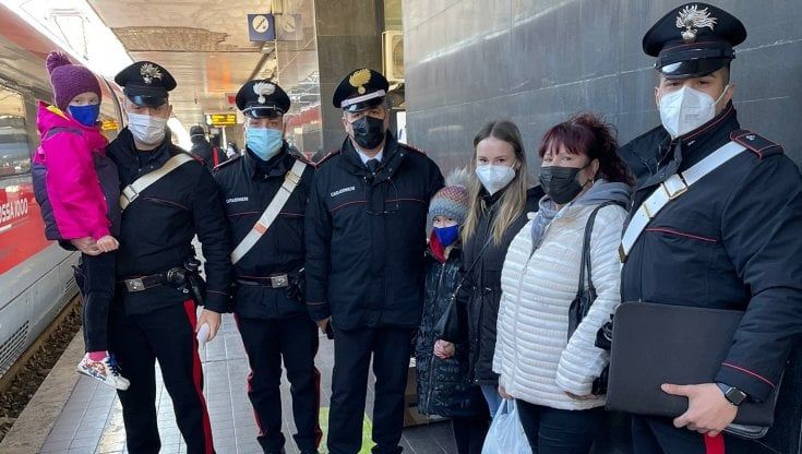 Termini, i carabinieri offrono il viaggio in treno alla famiglia ucraina