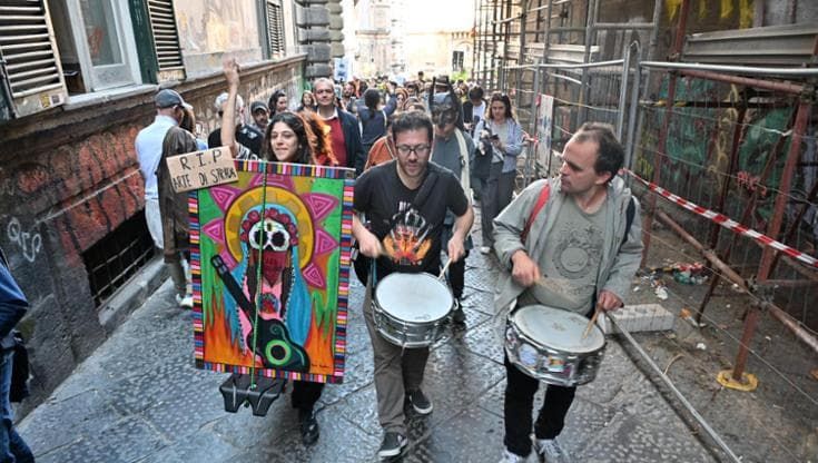 Multe fino a 500 euro, a Napoli sfila il “funerale” degli artisti di strada