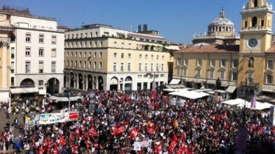 Scuola, economia, donne: a Parma la protesta scende in piazza  