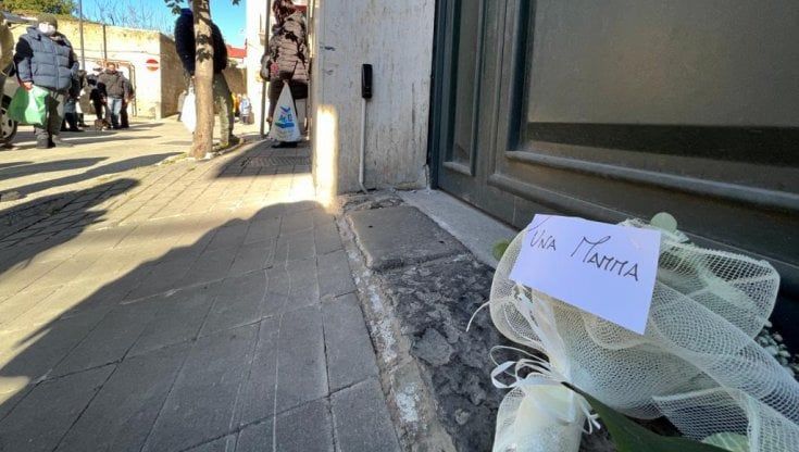Rosa Alfieri, i fiori delle mamme per la ragazza uccisa: "Prendete l'assassino, temiamo anche per le nostre  figlie"