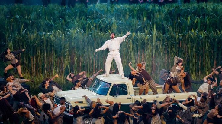Chi è Bad Bunny, il rapper che al Super Bowl ha rivendicato il sogno americano dei migranti
