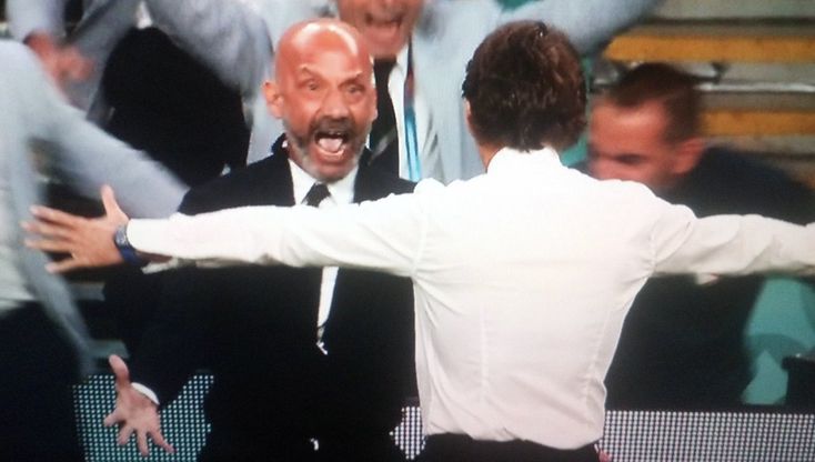 Italia-Austria, l'abbraccio tra Vialli e Mancini dopo il gol degli azzurri