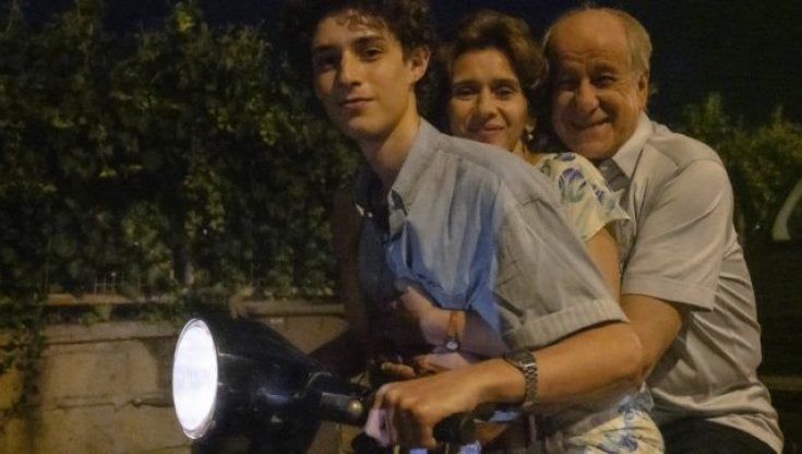 La mano di una madre
