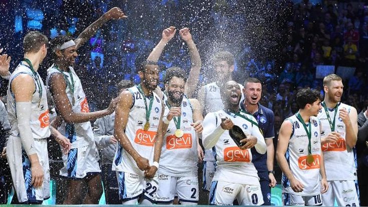 Napoli sorprende Milano e vince la Coppa Italia di basket dopo 18 anni