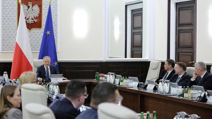 Polonia divisa sui fondi alle armi. Veto del presidente sovranista, Tusk accusa: “Una vergogna”