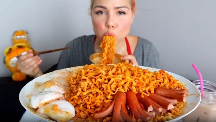 Sfondarsi di cibo in video: che cosa è il mukbang, il fenomeno YouTube che torna a far discutere dopo la morte di Omar Palermo