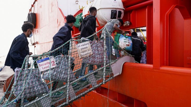 Migranti, il piano del Viminale. Hotspot in mare per la quarantena 