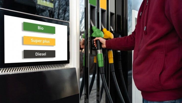 Salta lo stop a benzina e diesel, cinque Paesi contro l’elettrico 