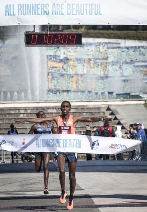 L'arrivo e la premiazione della maratona di Napoli 