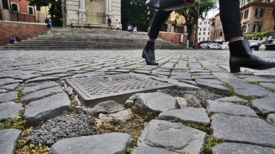 Roma, sampietrini divelti e buche: tutte le insidie per i pedoni