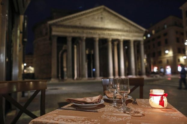 Coronavirus, il flash mob dei ristoratori al Pantheon: "Non possiamo ripartire così"