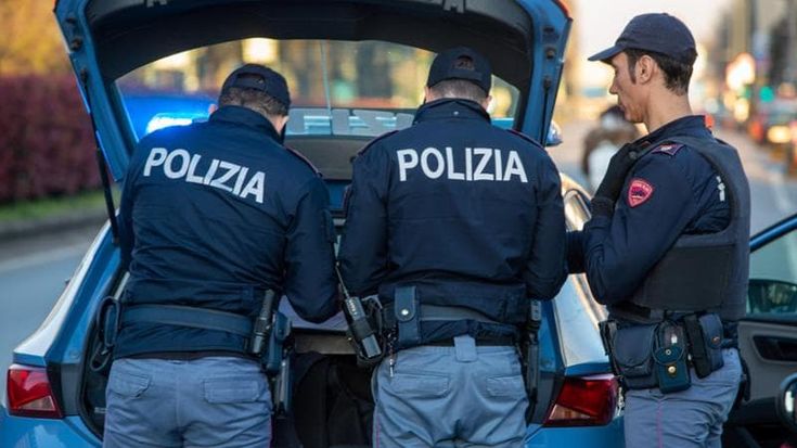 Firenze, sedicenne aggredito in centro: “La pistola alla gola del mio amico e io in ospedale per le botte in testa”