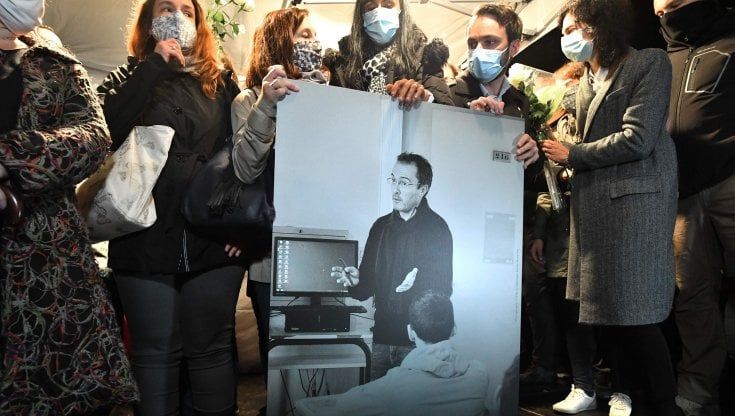 Omicidio Paty, la procura antiterrorismo francese: "Il professore identificato dal killer con l'aiuto di due minori"