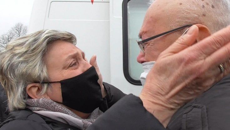 L'abbraccio di Peppo e Luigia, 48 anni di matrimonio e una separazione lunga 120 giorni: "In ospedale ho avuto paura di morire, ma ora siamo di nuovo insieme"